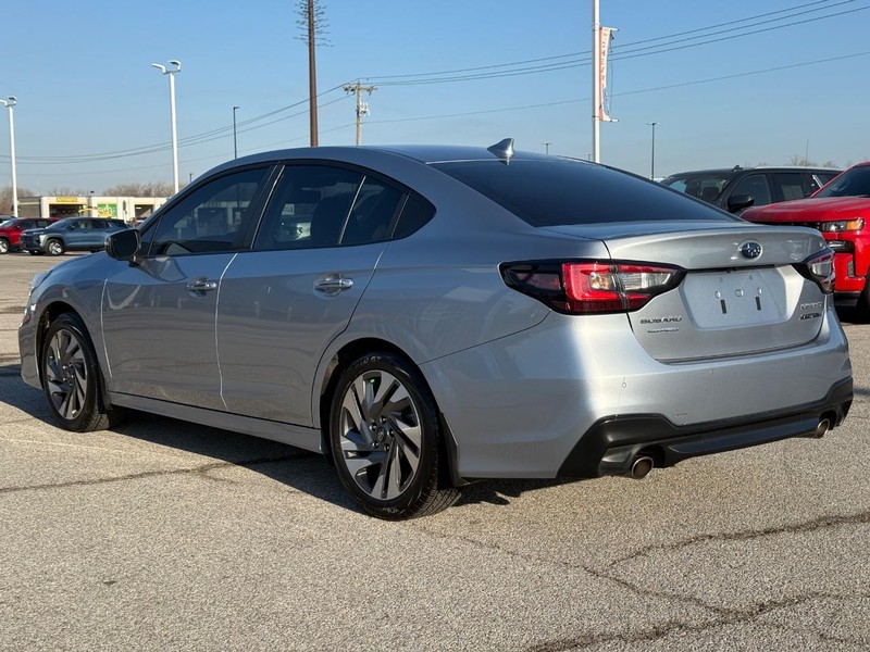 Subaru Legacy Vehicle Full-screen Gallery Image 3