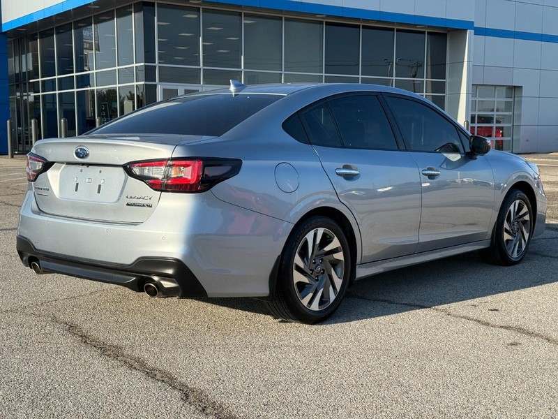 Subaru Legacy Vehicle Full-screen Gallery Image 5