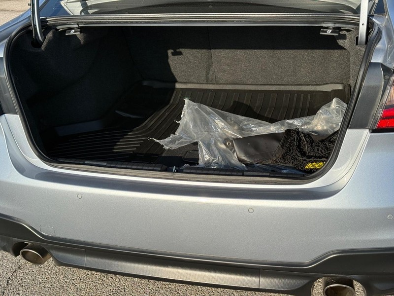 Subaru Legacy Vehicle Full-screen Gallery Image 6