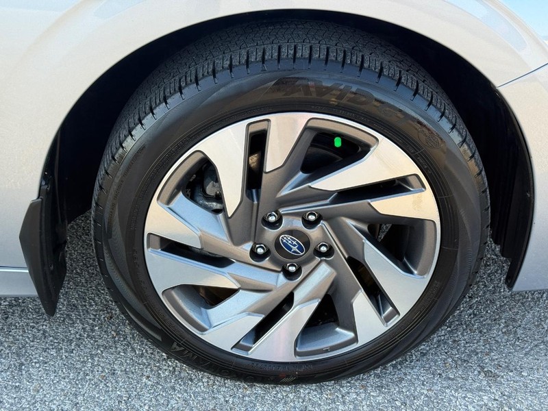 Subaru Legacy Vehicle Full-screen Gallery Image 7