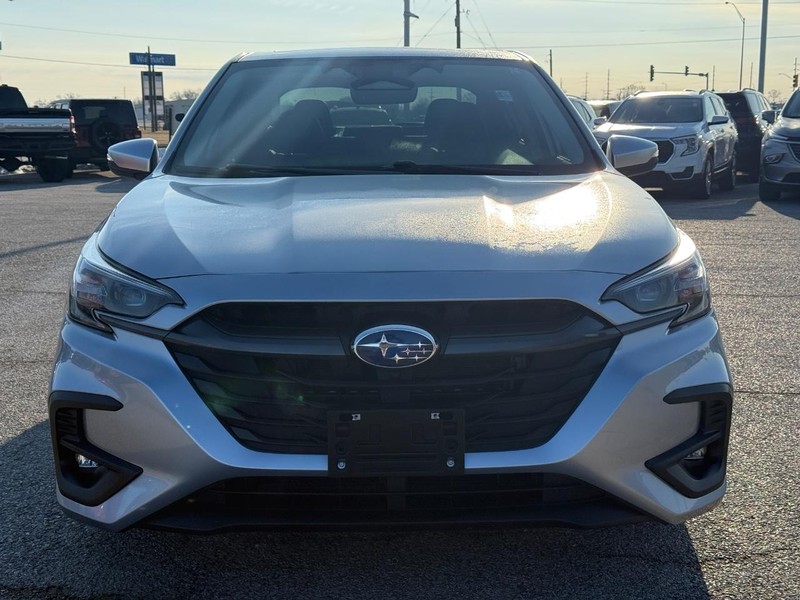 Subaru Legacy Vehicle Full-screen Gallery Image 9