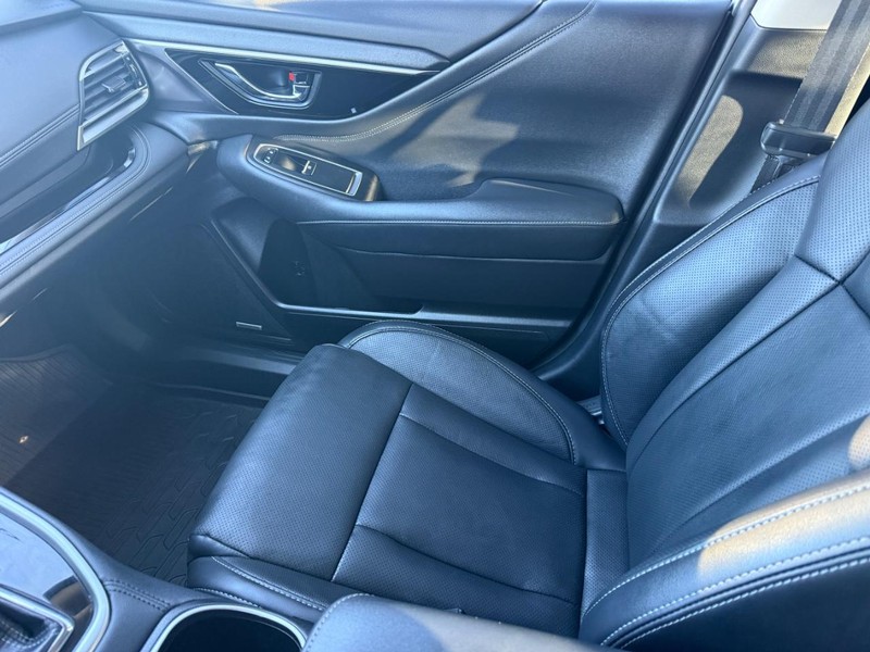 Subaru Legacy Vehicle Full-screen Gallery Image 21