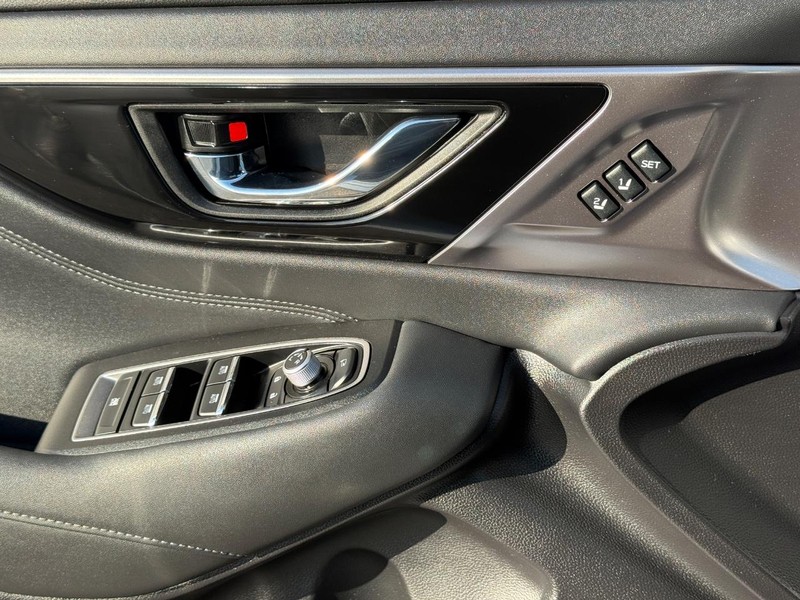 Subaru Legacy Vehicle Full-screen Gallery Image 23