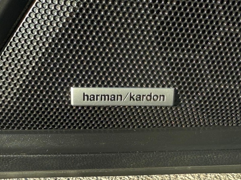 Subaru Legacy Vehicle Full-screen Gallery Image 24