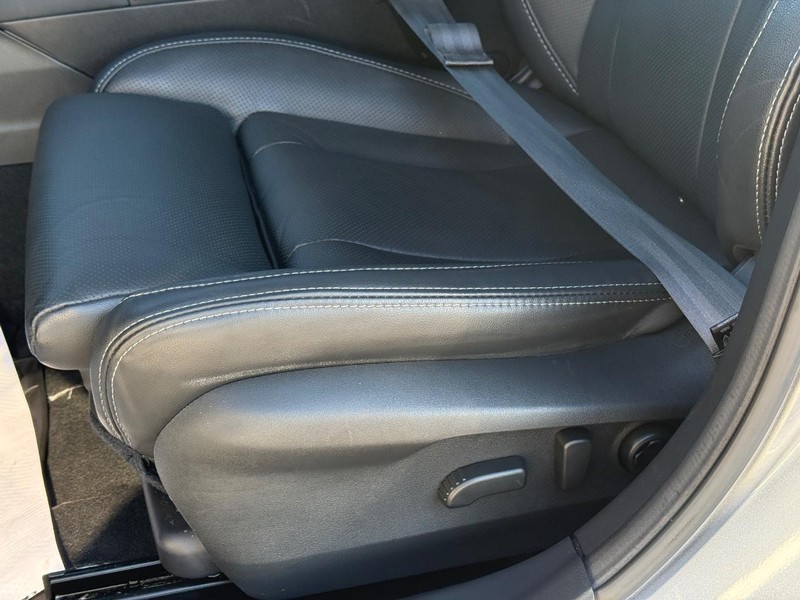 Subaru Legacy Vehicle Full-screen Gallery Image 25