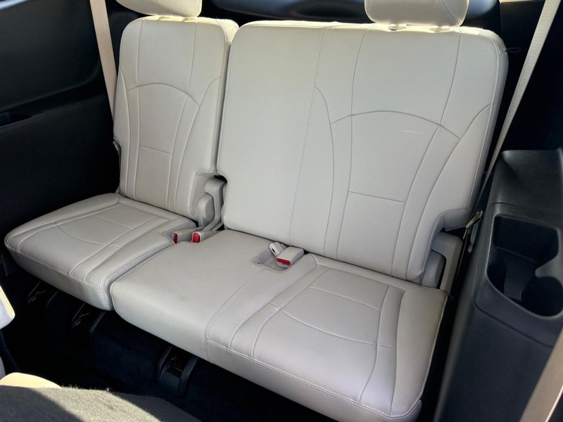 Buick Enclave Vehicle Full-screen Gallery Image 10