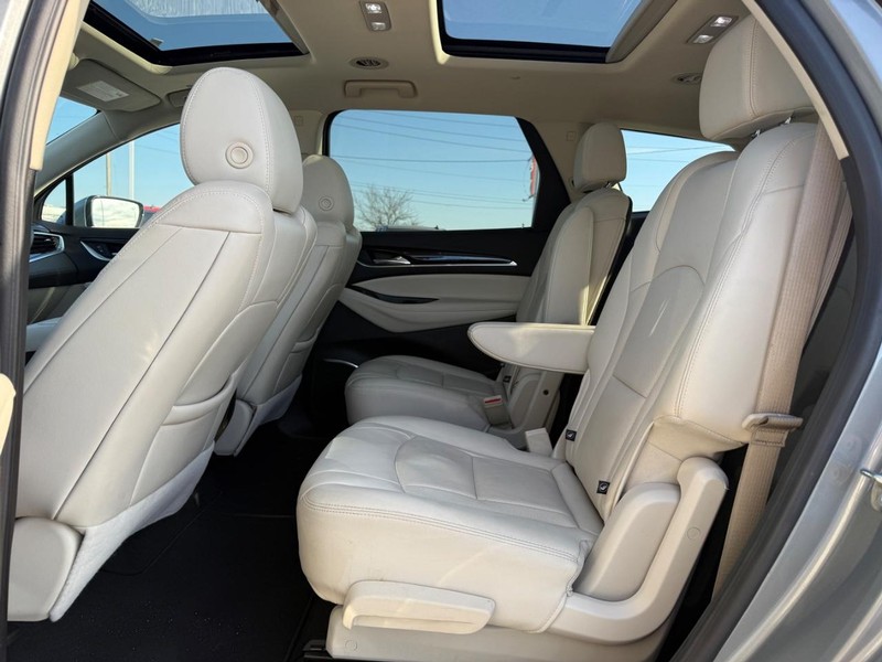 Buick Enclave Vehicle Full-screen Gallery Image 11