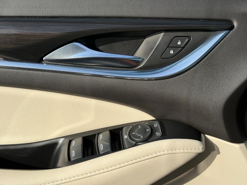 Buick Enclave Vehicle Full-screen Gallery Image 24