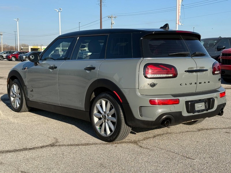 MINI Clubman Vehicle Full-screen Gallery Image 3