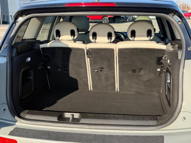 MINI Clubman Vehicle Full-screen Gallery Image 6