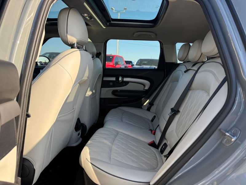 MINI Clubman Vehicle Full-screen Gallery Image 11