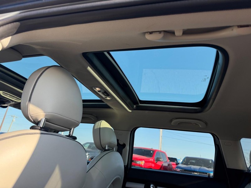 MINI Clubman Vehicle Full-screen Gallery Image 12