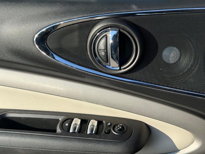 MINI Clubman Vehicle Full-screen Gallery Image 23