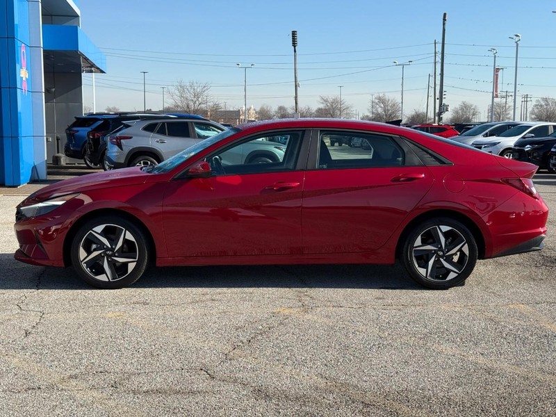 Hyundai Elantra Vehicle Full-screen Gallery Image 2