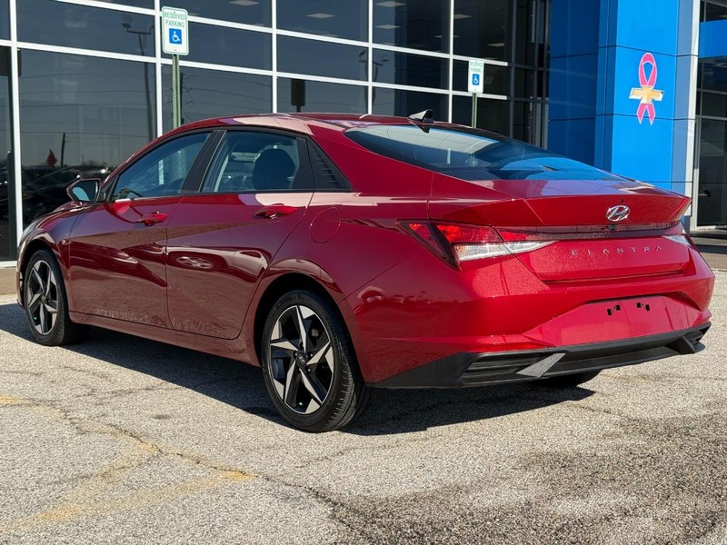 Hyundai Elantra Vehicle Full-screen Gallery Image 3