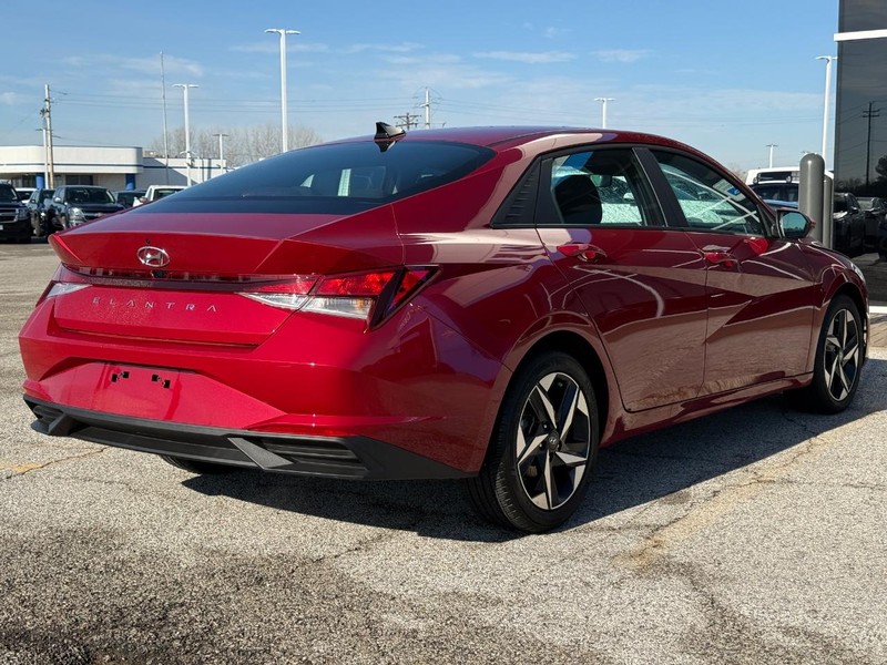 Hyundai Elantra Vehicle Full-screen Gallery Image 5