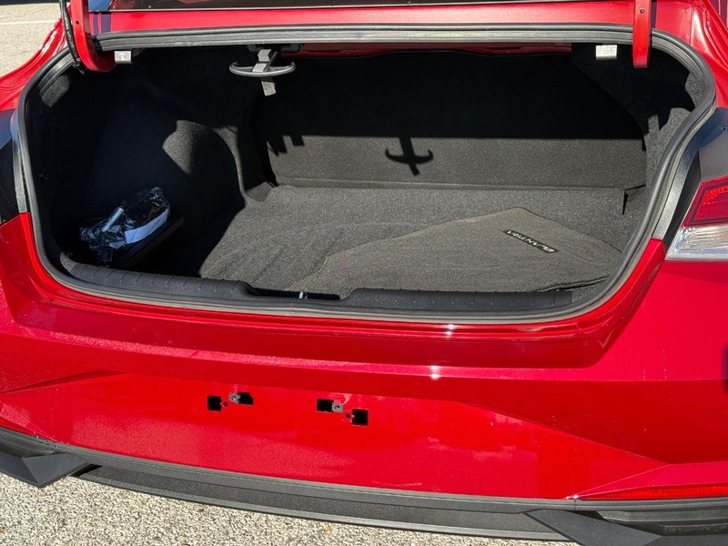 Hyundai Elantra Vehicle Full-screen Gallery Image 6