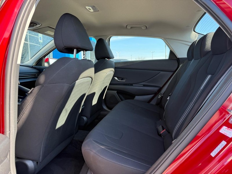 Hyundai Elantra Vehicle Full-screen Gallery Image 10