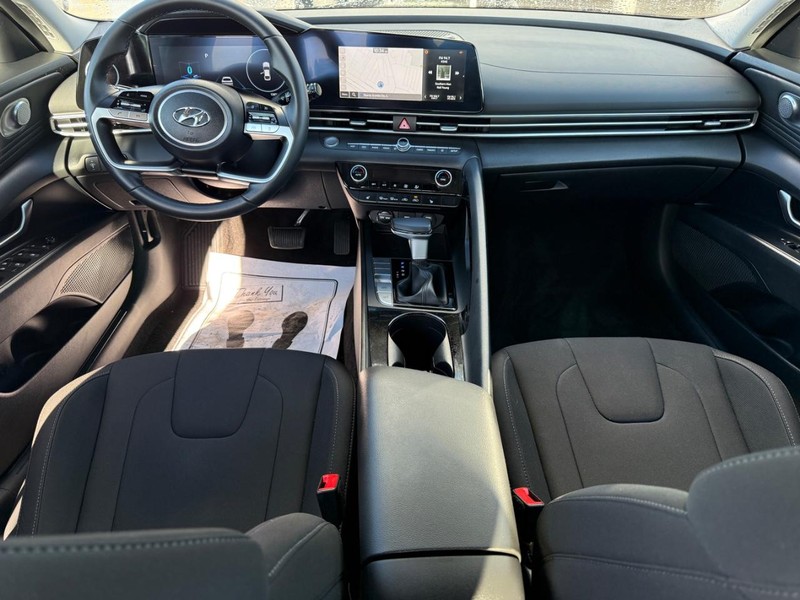 Hyundai Elantra Vehicle Full-screen Gallery Image 11