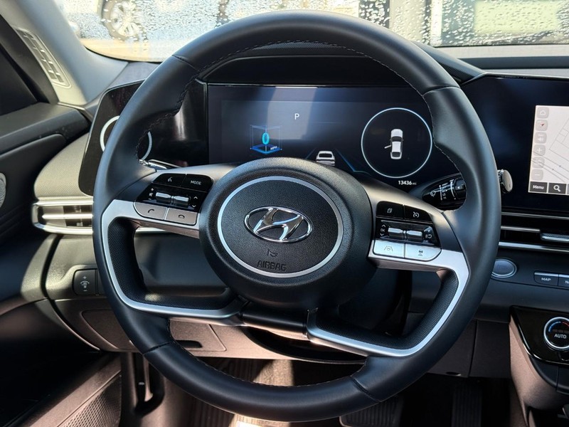 Hyundai Elantra Vehicle Full-screen Gallery Image 12
