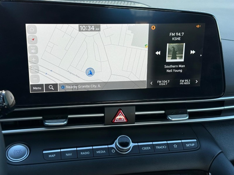 Hyundai Elantra Vehicle Full-screen Gallery Image 15