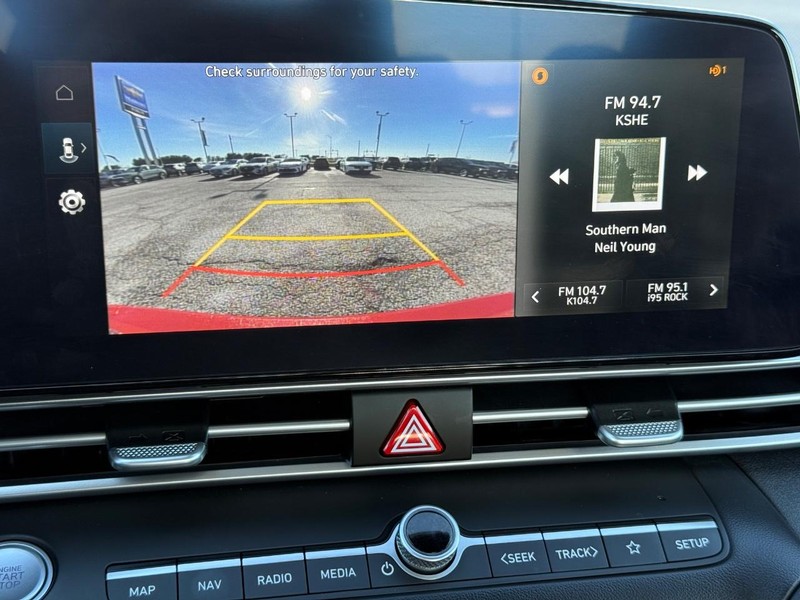 Hyundai Elantra Vehicle Full-screen Gallery Image 16