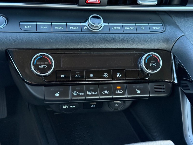 Hyundai Elantra Vehicle Full-screen Gallery Image 17