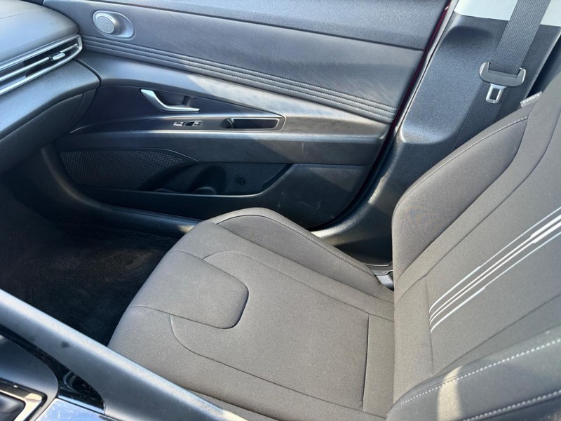 Hyundai Elantra Vehicle Full-screen Gallery Image 20