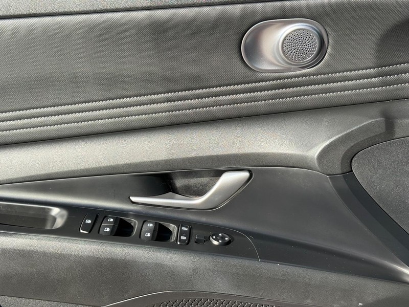 Hyundai Elantra Vehicle Full-screen Gallery Image 22