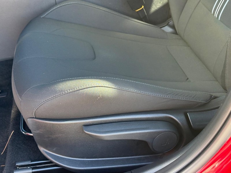 Hyundai Elantra Vehicle Full-screen Gallery Image 23