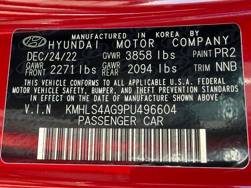 Hyundai Elantra Vehicle Full-screen Gallery Image 24