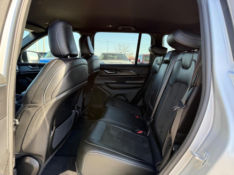 Jeep Grand Cherokee Vehicle Full-screen Gallery Image 10