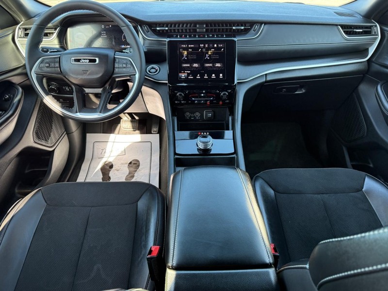 Jeep Grand Cherokee Vehicle Full-screen Gallery Image 11