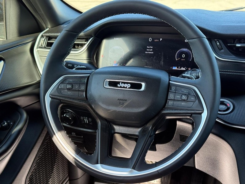 Jeep Grand Cherokee Vehicle Full-screen Gallery Image 12