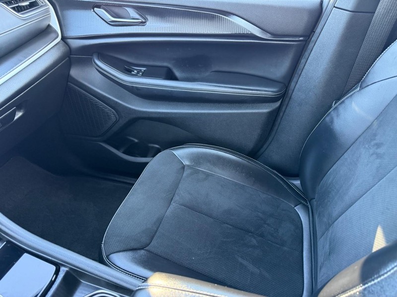 Jeep Grand Cherokee Vehicle Full-screen Gallery Image 20