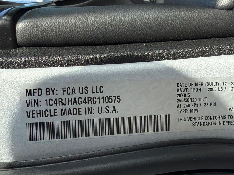 Jeep Grand Cherokee Vehicle Full-screen Gallery Image 24