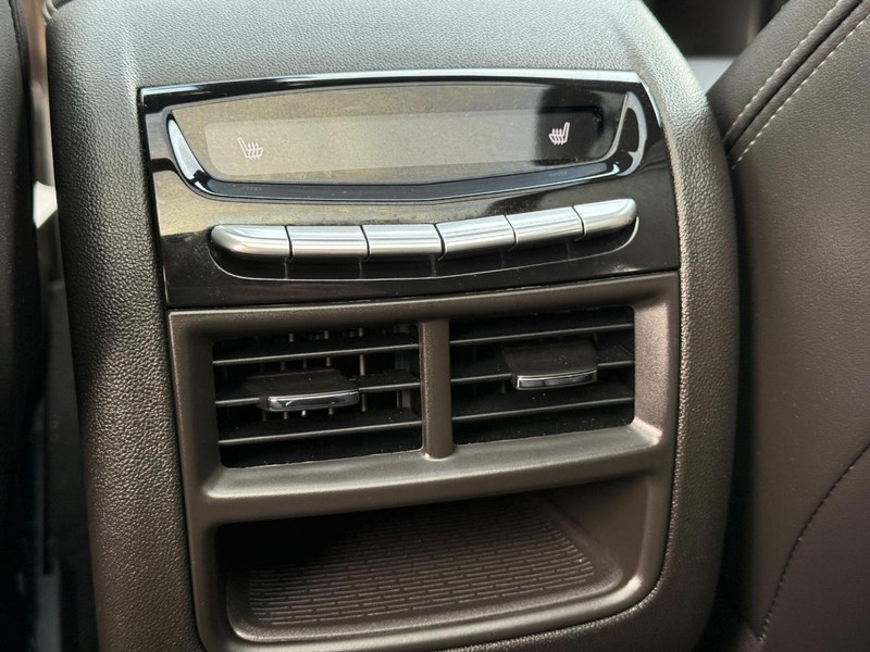 Cadillac XT5 Vehicle Full-screen Gallery Image 12