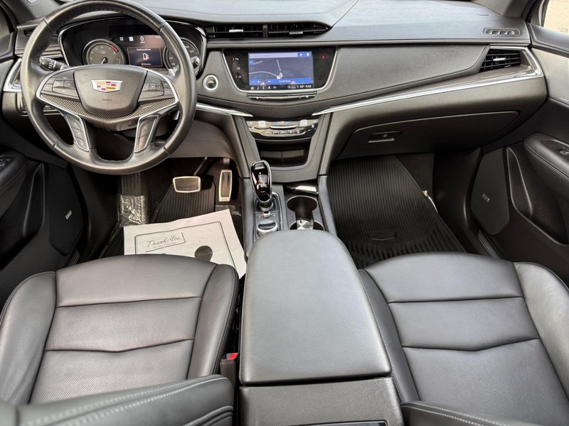 Cadillac XT5 Vehicle Full-screen Gallery Image 13