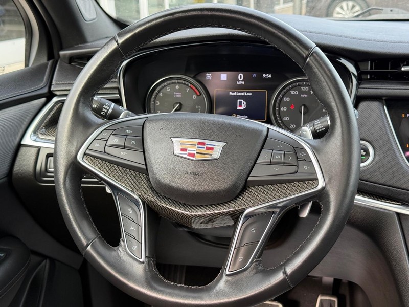 Cadillac XT5 Vehicle Full-screen Gallery Image 14