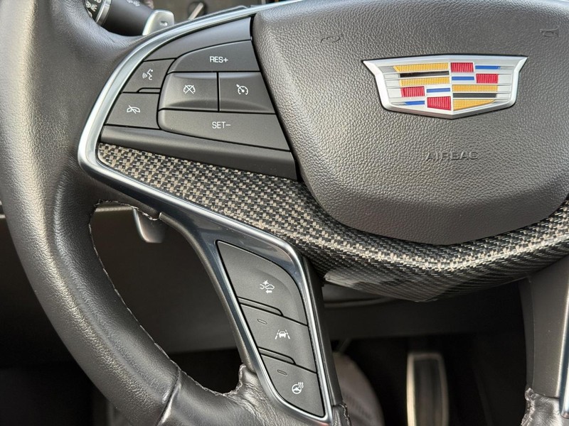 Cadillac XT5 Vehicle Full-screen Gallery Image 15