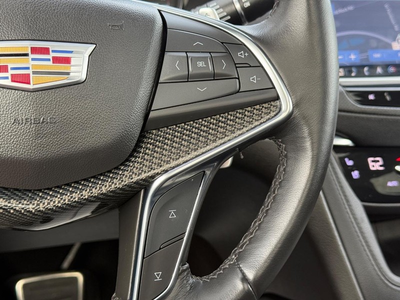 Cadillac XT5 Vehicle Full-screen Gallery Image 16