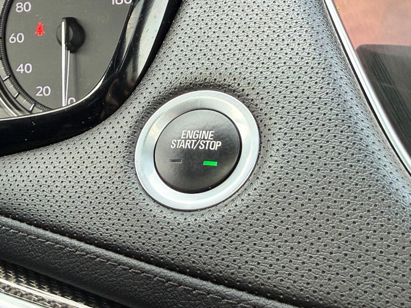 Cadillac XT5 Vehicle Full-screen Gallery Image 17