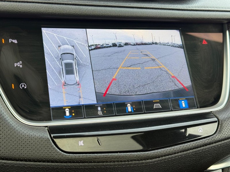 Cadillac XT5 Vehicle Full-screen Gallery Image 19