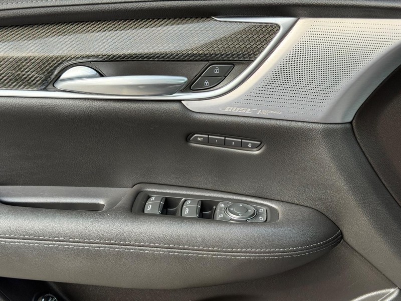 Cadillac XT5 Vehicle Full-screen Gallery Image 24