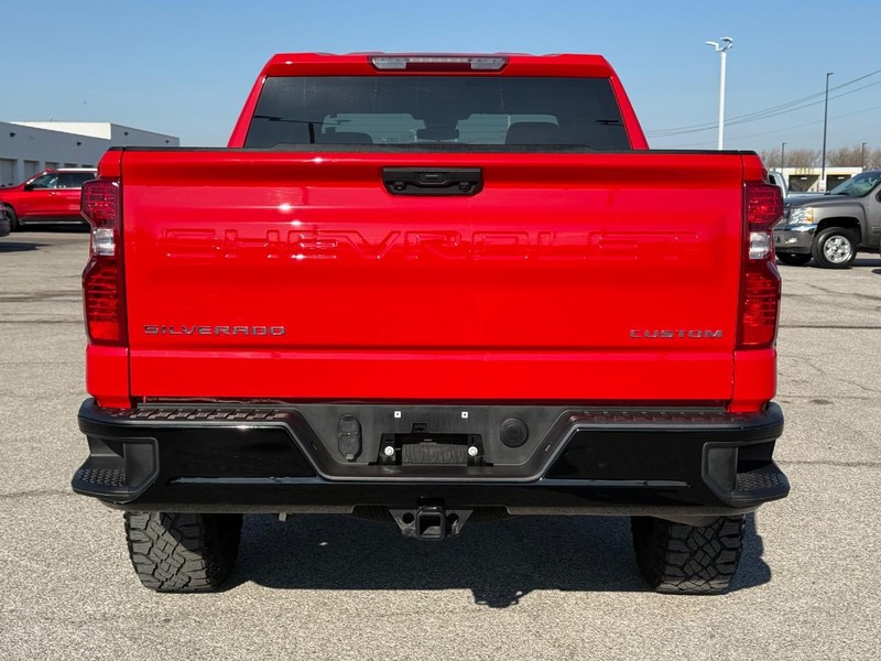 Chevrolet Silverado 1500 Vehicle Full-screen Gallery Image 4