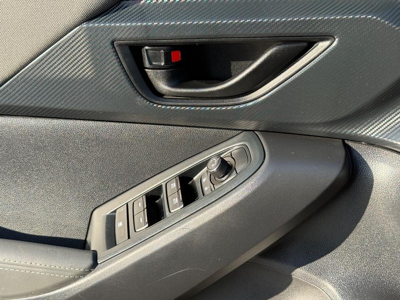 Subaru Crosstrek Vehicle Full-screen Gallery Image 24