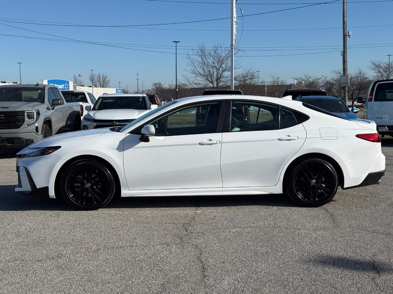 Toyota Camry Vehicle Full-screen Gallery Image 2