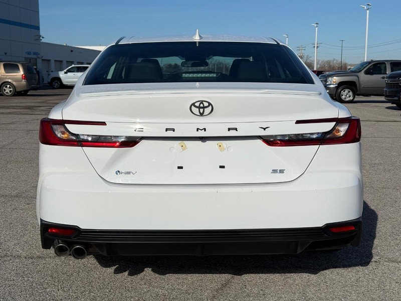 Toyota Camry Vehicle Full-screen Gallery Image 4