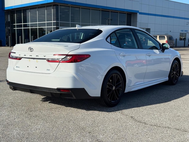 Toyota Camry Vehicle Full-screen Gallery Image 5