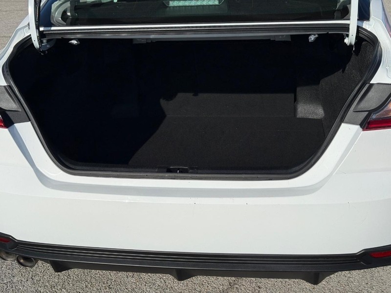 Toyota Camry Vehicle Full-screen Gallery Image 6